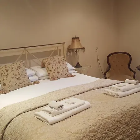 אורחן Cresswell Arms 4*