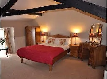 אורחן Cresswell Arms 4*